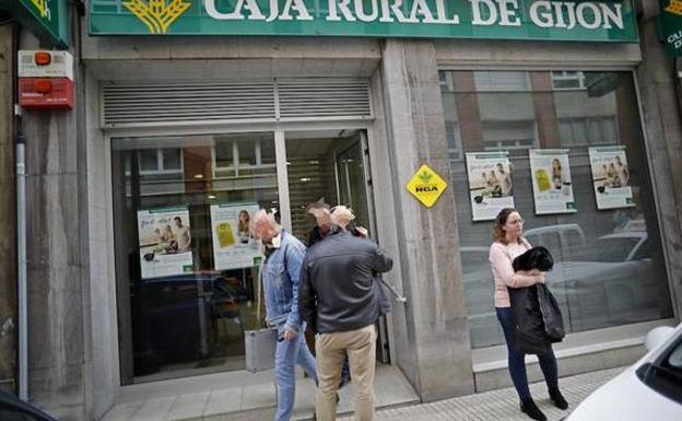 La Policía busca al sexagenario del atraco a Caja Rural de Gijón