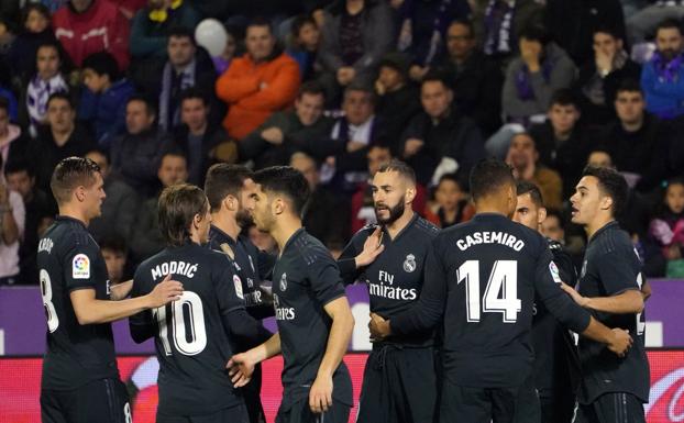 Benzema celebra uno de sus dos goles con el equipo. 