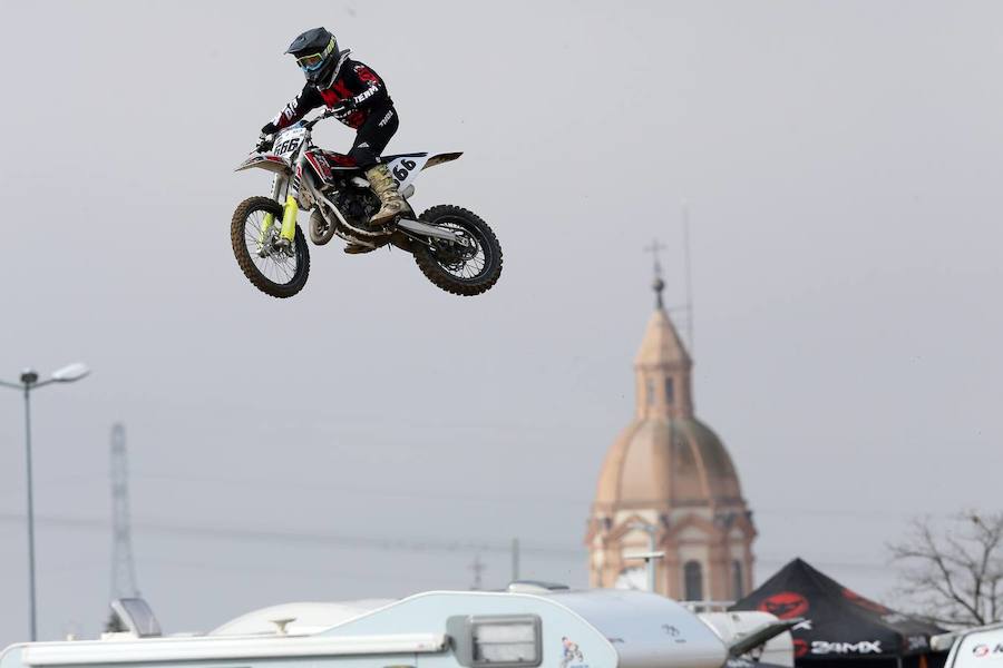 El joven motorista asturiano de 19 años perdió la vida a consecuencia de una parada respiratoria provocada por un golpe en la cabeza que se produjo durante la disputa de una prueba del Campeonato de Motocross de Castilla y León.