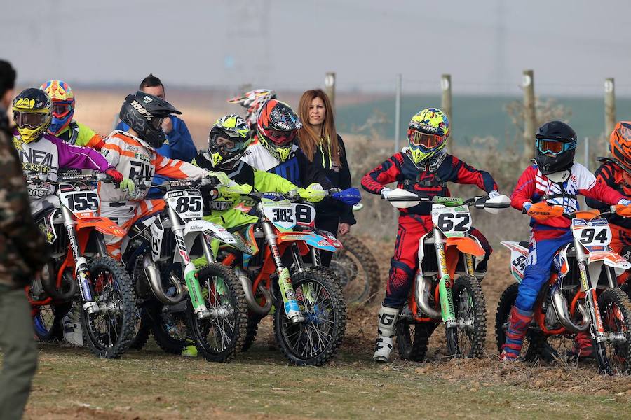 El joven motorista asturiano de 19 años perdió la vida a consecuencia de una parada respiratoria provocada por un golpe en la cabeza que se produjo durante la disputa de una prueba del Campeonato de Motocross de Castilla y León.