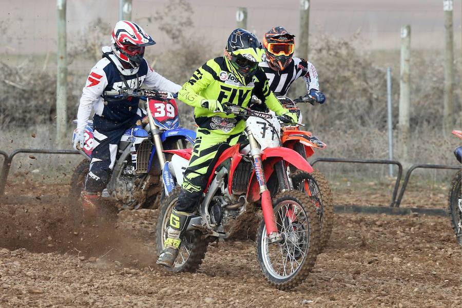 El joven motorista asturiano de 19 años perdió la vida a consecuencia de una parada respiratoria provocada por un golpe en la cabeza que se produjo durante la disputa de una prueba del Campeonato de Motocross de Castilla y León.