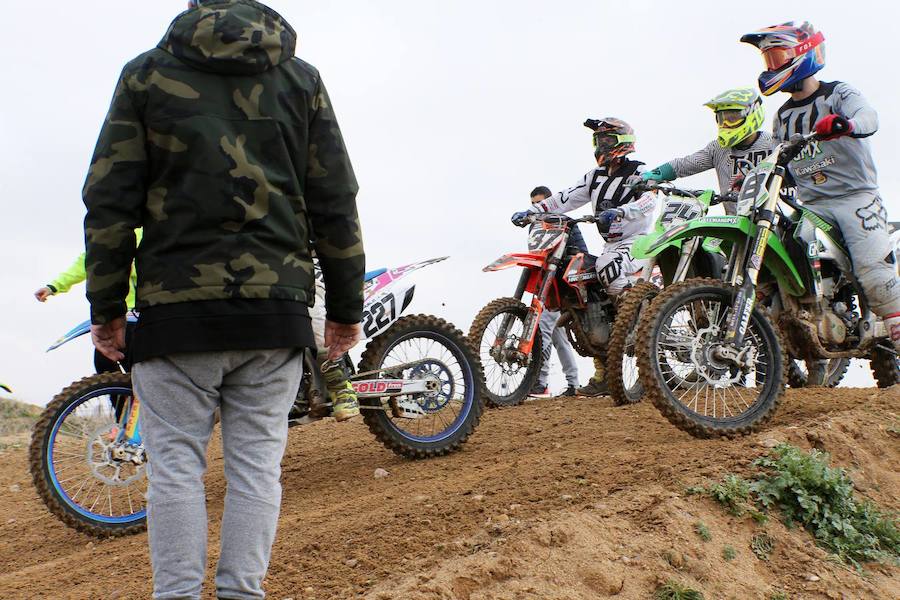 El joven motorista asturiano de 19 años perdió la vida a consecuencia de una parada respiratoria provocada por un golpe en la cabeza que se produjo durante la disputa de una prueba del Campeonato de Motocross de Castilla y León.