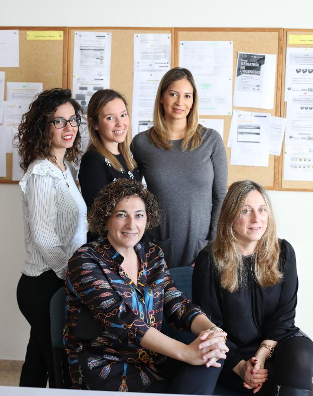 Sentadas, Mercedes Albuerne y Ana Municio; de pie, Marta Espina, Gloria Ruiz y Luisa Piña. 