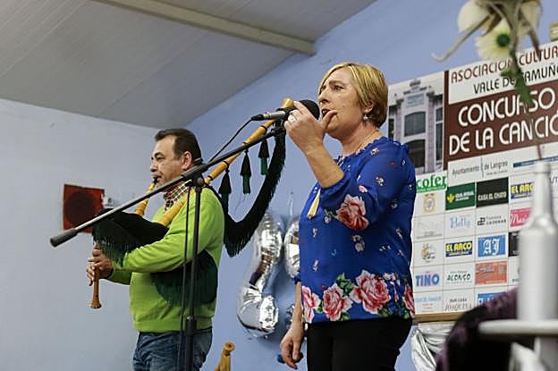 Raquel Gutiérrez, acompañada de Valentín Fuente. 