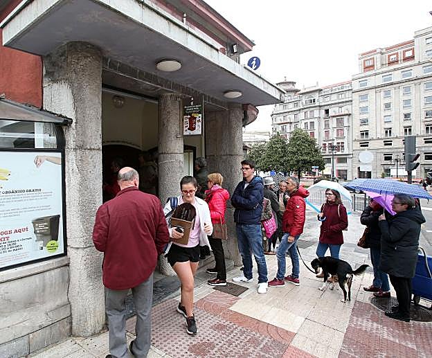 La campaña de recogida del cubo marrón, que comenzó esta semana con el reparto en El Escorialín. 