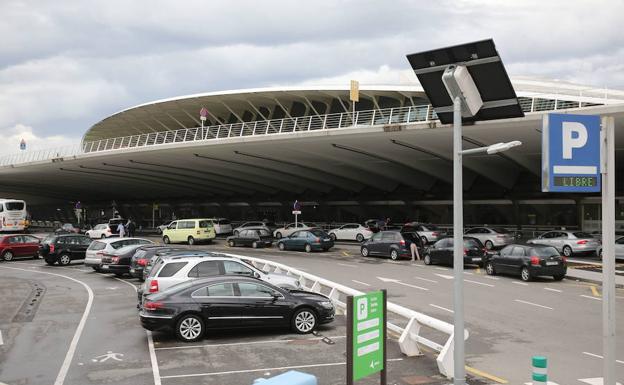 Zona exterior del aeropuerto de Loiu. 