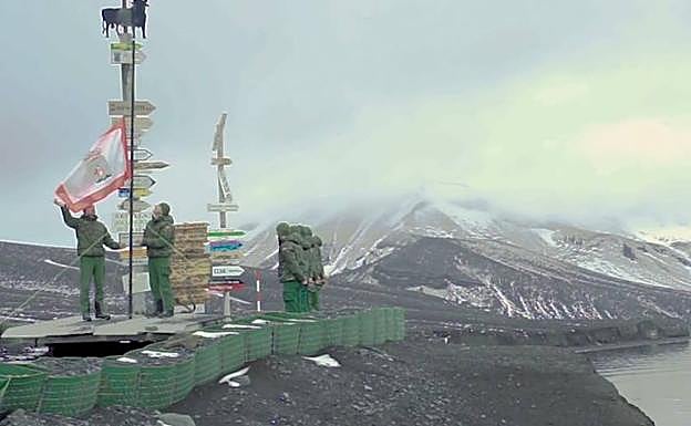 La bandera de Gijón ya ondea en la Antártida