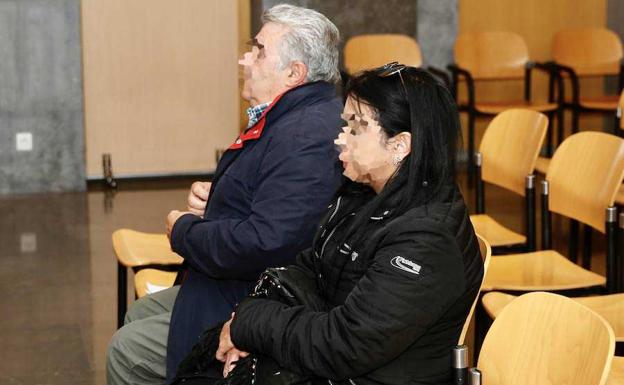 Los dos acusados de regentar un club de alterne en Oviedo, durante el juicio. 