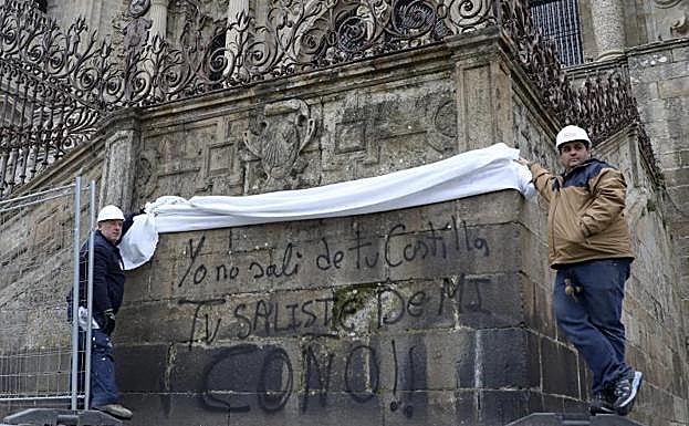 Una de las pintadas en la fachada de la catedral de Santiago.