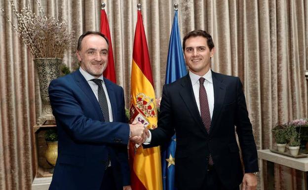 Los presidentes de Ciudadanos, Albert Rivera (dcha.), y de UPN, Javier Esparza, se saludan después de firmar el acuerdo.