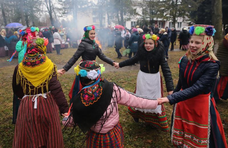 Shrovetide o Maslenitsa es una antigua ceremonia de despedida al invierno, tradicionalmente celebrada en Bielorrusia, Rusia y Ucrania e implica la quema de una gran efigie