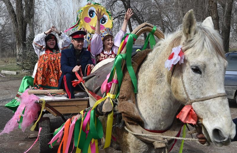 Shrovetide o Maslenitsa es una antigua ceremonia de despedida al invierno, tradicionalmente celebrada en Bielorrusia, Rusia y Ucrania e implica la quema de una gran efigie