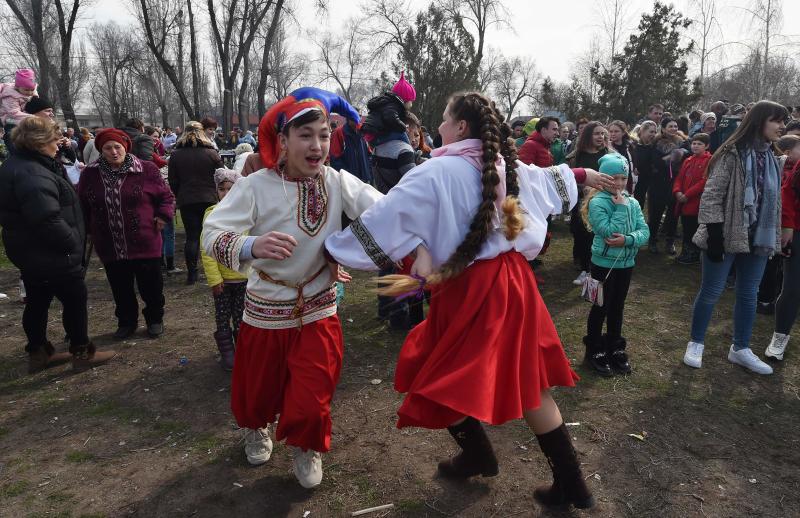 Shrovetide o Maslenitsa es una antigua ceremonia de despedida al invierno, tradicionalmente celebrada en Bielorrusia, Rusia y Ucrania e implica la quema de una gran efigie