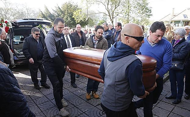 Familaires y amigos portan el féretro del joven fallecido en accidente de tráfico.
