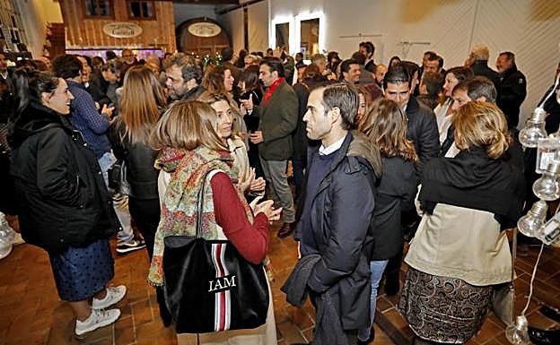 Los asistentes fueron recibidos con una espicha en El Llagar de Castiello.