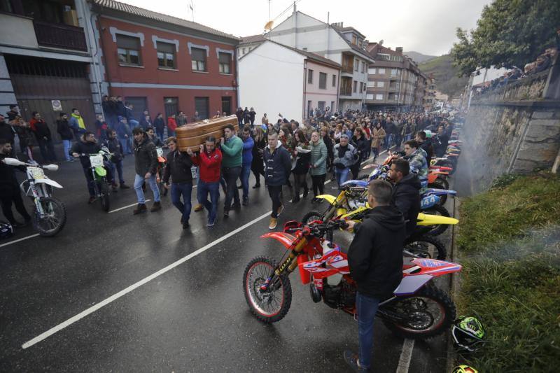 Silencio y rugido de motores. Una extraña pero esta tarde emotiva combinación fue la que ofrecieron esta tarde amigos y familiares del joven piloto asturiano para honrar su memoria. Su casco en alto. Su recuerdo presente. Y Cabañaquinta lloró la temprana marcha de un chaval de 19 años con toda una vida, motera, por delante.