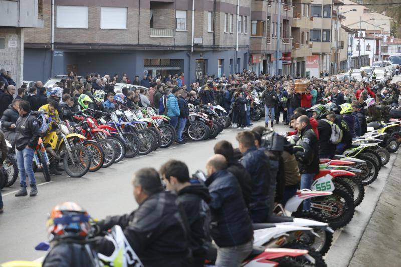 Silencio y rugido de motores. Una extraña pero esta tarde emotiva combinación fue la que ofrecieron esta tarde amigos y familiares del joven piloto asturiano para honrar su memoria. Su casco en alto. Su recuerdo presente. Y Cabañaquinta lloró la temprana marcha de un chaval de 19 años con toda una vida, motera, por delante.