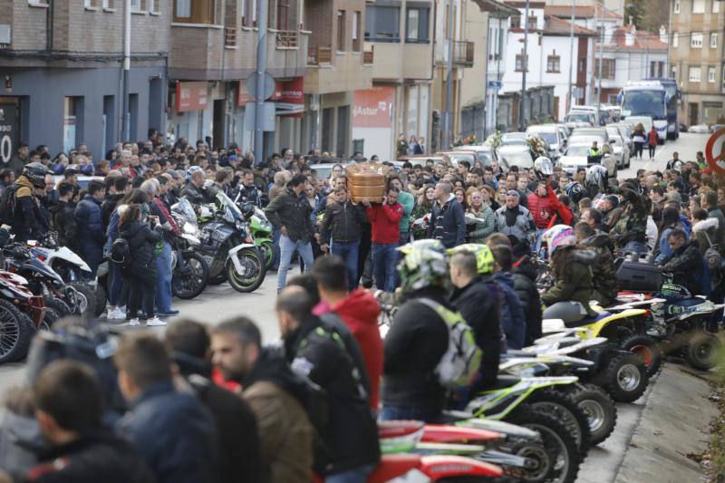 Silencio y rugido de motores. Una extraña pero esta tarde emotiva combinación fue la que ofrecieron esta tarde amigos y familiares del joven piloto asturiano para honrar su memoria. Su casco en alto. Su recuerdo presente. Y Cabañaquinta lloró la temprana marcha de un chaval de 19 años con toda una vida, motera, por delante.