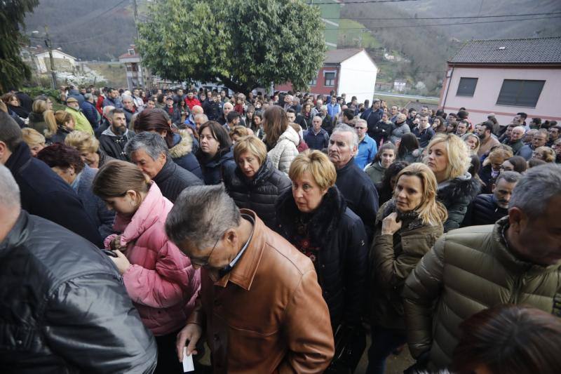 Silencio y rugido de motores. Una extraña pero esta tarde emotiva combinación fue la que ofrecieron esta tarde amigos y familiares del joven piloto asturiano para honrar su memoria. Su casco en alto. Su recuerdo presente. Y Cabañaquinta lloró la temprana marcha de un chaval de 19 años con toda una vida, motera, por delante.