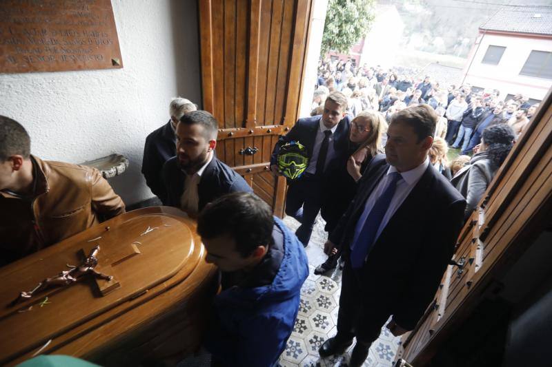 Silencio y rugido de motores. Una extraña pero esta tarde emotiva combinación fue la que ofrecieron esta tarde amigos y familiares del joven piloto asturiano para honrar su memoria. Su casco en alto. Su recuerdo presente. Y Cabañaquinta lloró la temprana marcha de un chaval de 19 años con toda una vida, motera, por delante.