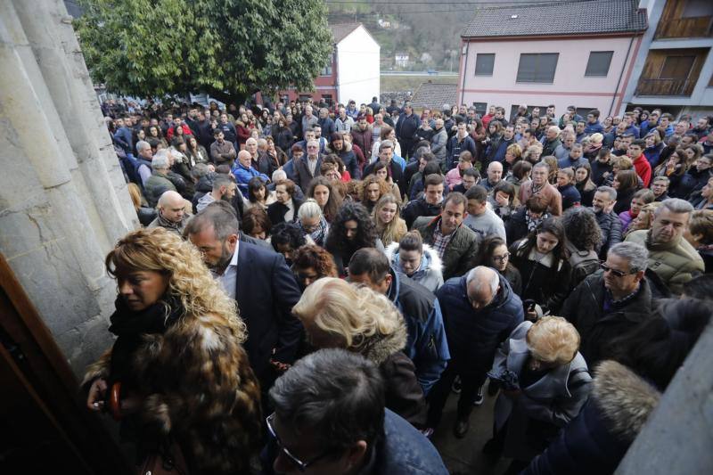 Silencio y rugido de motores. Una extraña pero esta tarde emotiva combinación fue la que ofrecieron esta tarde amigos y familiares del joven piloto asturiano para honrar su memoria. Su casco en alto. Su recuerdo presente. Y Cabañaquinta lloró la temprana marcha de un chaval de 19 años con toda una vida, motera, por delante.