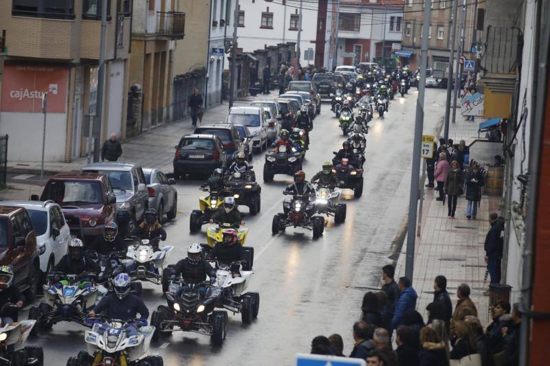 Silencio y rugido de motores. Una extraña pero esta tarde emotiva combinación fue la que ofrecieron esta tarde amigos y familiares del joven piloto asturiano para honrar su memoria. Su casco en alto. Su recuerdo presente. Y Cabañaquinta lloró la temprana marcha de un chaval de 19 años con toda una vida, motera, por delante.