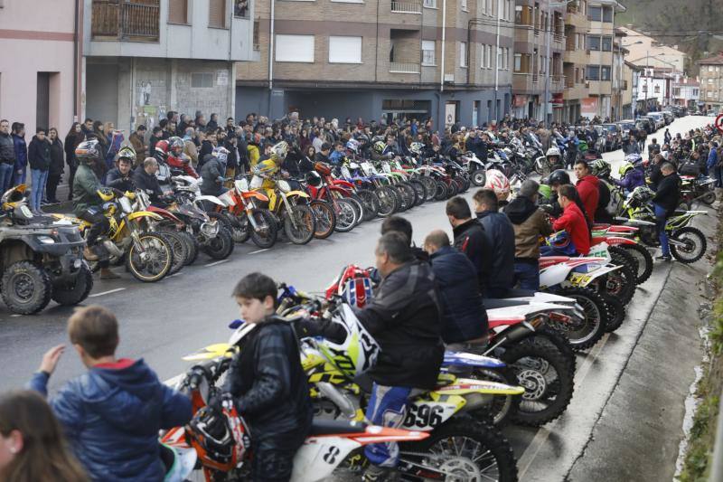 Silencio y rugido de motores. Una extraña pero esta tarde emotiva combinación fue la que ofrecieron esta tarde amigos y familiares del joven piloto asturiano para honrar su memoria. Su casco en alto. Su recuerdo presente. Y Cabañaquinta lloró la temprana marcha de un chaval de 19 años con toda una vida, motera, por delante.