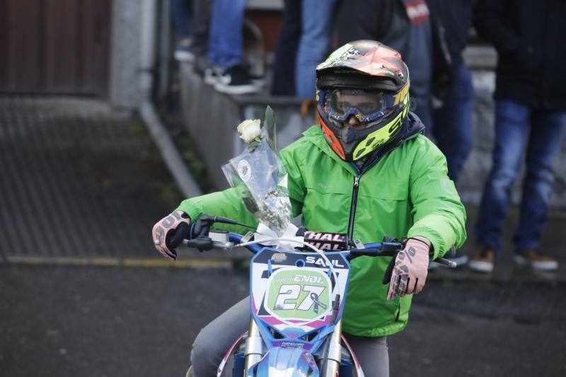 Silencio y rugido de motores. Una extraña pero esta tarde emotiva combinación fue la que ofrecieron esta tarde amigos y familiares del joven piloto asturiano para honrar su memoria. Su casco en alto. Su recuerdo presente. Y Cabañaquinta lloró la temprana marcha de un chaval de 19 años con toda una vida, motera, por delante.