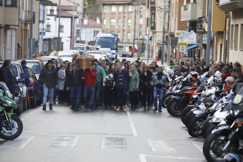 Silencio y rugido de motores. Una extraña pero esta tarde emotiva combinación fue la que ofrecieron esta tarde amigos y familiares del joven piloto asturiano para honrar su memoria. Su casco en alto. Su recuerdo presente. Y Cabañaquinta lloró la temprana marcha de un chaval de 19 años con toda una vida, motera, por delante.