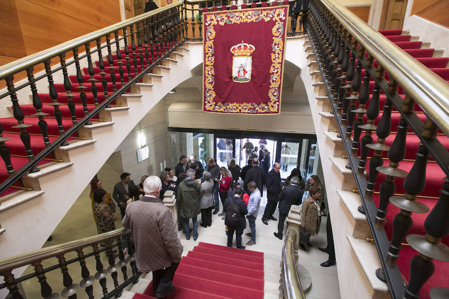 Vicente Álvarez Areces recibió a título póstumo el reconocimientp de Hijo Predilecto de la villa de Gijón. Junto a él se ha distinguido al Hospital de Cabueñes, al que se ha concedido la Medalla de Oro, y cinco personas y entidades galardonadas con sendas medallas de plata: Luis Manuel Flórez García 'Floro', la asociación de Gais, Lesbianas, Transexuales y Bisexuales 'Xega', la Unión de Comerciantes, Tita Caravera, Soledad Lafuente y Luis Miguel Piñera.