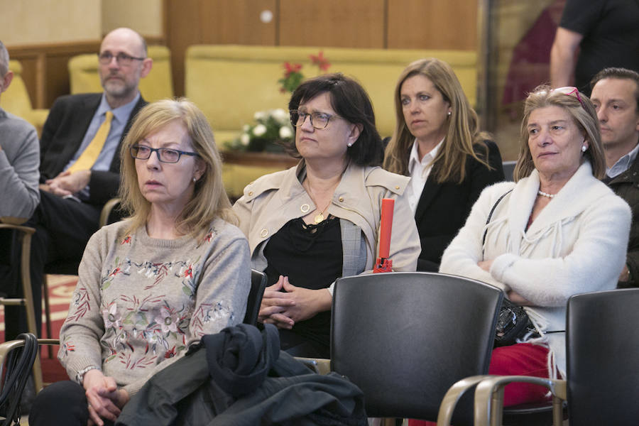 Vicente Álvarez Areces recibió a título póstumo el reconocimientp de Hijo Predilecto de la villa de Gijón. Junto a él se ha distinguido al Hospital de Cabueñes, al que se ha concedido la Medalla de Oro, y cinco personas y entidades galardonadas con sendas medallas de plata: Luis Manuel Flórez García 'Floro', la asociación de Gais, Lesbianas, Transexuales y Bisexuales 'Xega', la Unión de Comerciantes, Tita Caravera, Soledad Lafuente y Luis Miguel Piñera.