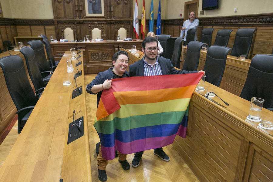 Vicente Álvarez Areces recibió a título póstumo el reconocimientp de Hijo Predilecto de la villa de Gijón. Junto a él se ha distinguido al Hospital de Cabueñes, al que se ha concedido la Medalla de Oro, y cinco personas y entidades galardonadas con sendas medallas de plata: Luis Manuel Flórez García 'Floro', la asociación de Gais, Lesbianas, Transexuales y Bisexuales 'Xega', la Unión de Comerciantes, Tita Caravera, Soledad Lafuente y Luis Miguel Piñera.