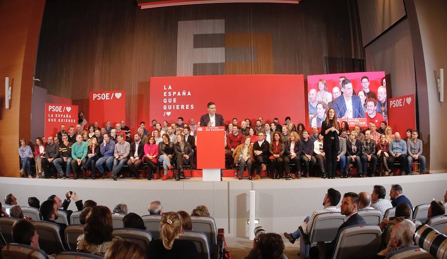 El secretario general del PSOE, Pedro Sánchez, participa en un acto en Gijón con los candidatos del partido al Congreso, Adriana Lastra, la presidencia de Asturias, Adrián Barbón y la Alcaldía de Gijón, Ana González. 