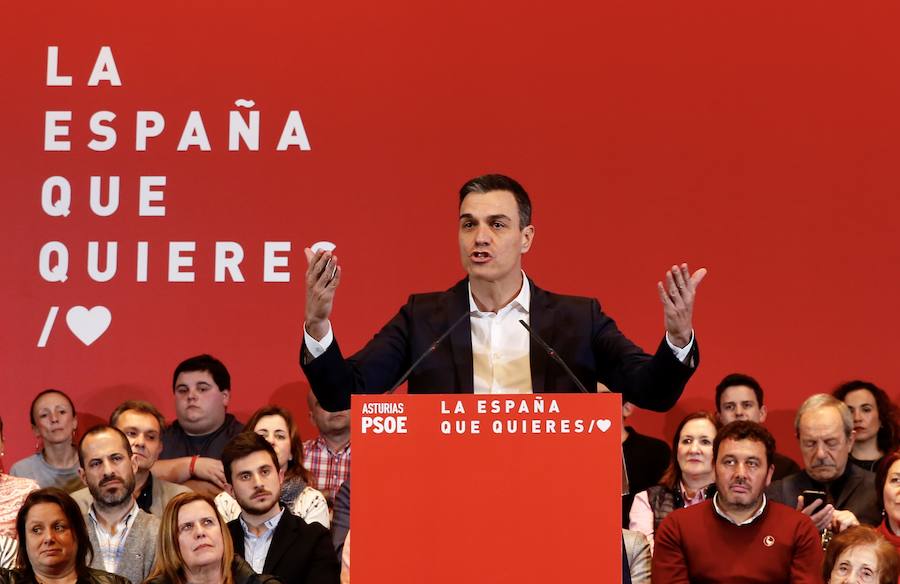 El secretario general del PSOE, Pedro Sánchez, participa en un acto en Gijón con los candidatos del partido al Congreso, Adriana Lastra, la presidencia de Asturias, Adrián Barbón y la Alcaldía de Gijón, Ana González. 