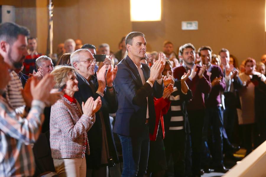 El secretario general del PSOE, Pedro Sánchez, participa en un acto en Gijón con los candidatos del partido al Congreso, Adriana Lastra, la presidencia de Asturias, Adrián Barbón y la Alcaldía de Gijón, Ana González. 