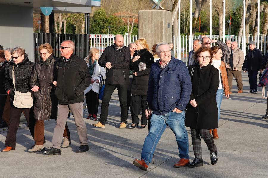 Trabajadores de Alcoa, de las subcontratas de Hunosa, pescadores... Representantes de diversos colectivos profesionales se han concentrado a las puertas del ferial Luis Adaro de Gijón para trasladar sus reivindicaciones al presidente del Gobierno, Pedro Sánchez, que participa en un mitin. También esperaban su llegada simpatizantes y militantes del PSOE.