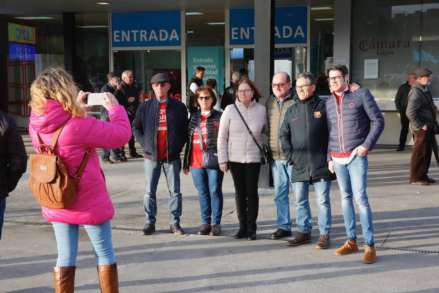 Trabajadores de Alcoa, de las subcontratas de Hunosa, pescadores... Representantes de diversos colectivos profesionales se han concentrado a las puertas del ferial Luis Adaro de Gijón para trasladar sus reivindicaciones al presidente del Gobierno, Pedro Sánchez, que participa en un mitin. También esperaban su llegada simpatizantes y militantes del PSOE.