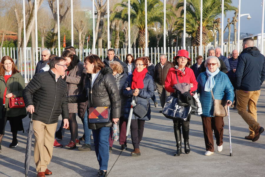 Trabajadores de Alcoa, de las subcontratas de Hunosa, pescadores... Representantes de diversos colectivos profesionales se han concentrado a las puertas del ferial Luis Adaro de Gijón para trasladar sus reivindicaciones al presidente del Gobierno, Pedro Sánchez, que participa en un mitin. También esperaban su llegada simpatizantes y militantes del PSOE.