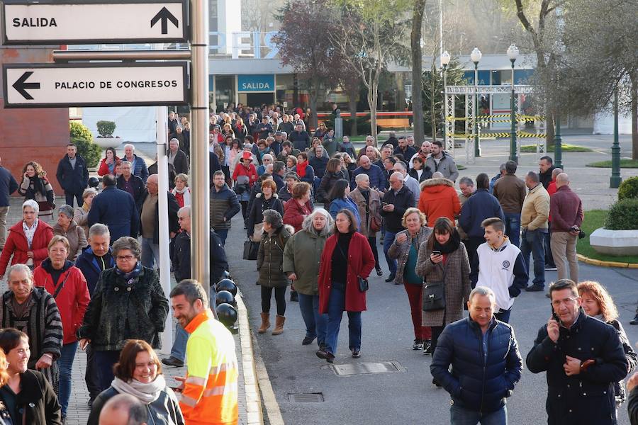 Trabajadores de Alcoa, de las subcontratas de Hunosa, pescadores... Representantes de diversos colectivos profesionales se han concentrado a las puertas del ferial Luis Adaro de Gijón para trasladar sus reivindicaciones al presidente del Gobierno, Pedro Sánchez, que participa en un mitin. También esperaban su llegada simpatizantes y militantes del PSOE.