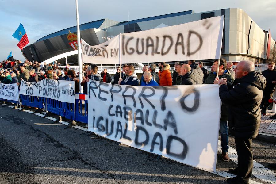 Trabajadores de Alcoa, de las subcontratas de Hunosa, pescadores... Representantes de diversos colectivos profesionales se han concentrado a las puertas del ferial Luis Adaro de Gijón para trasladar sus reivindicaciones al presidente del Gobierno, Pedro Sánchez, que participa en un mitin. También esperaban su llegada simpatizantes y militantes del PSOE.