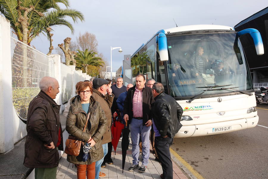 Trabajadores de Alcoa, de las subcontratas de Hunosa, pescadores... Representantes de diversos colectivos profesionales se han concentrado a las puertas del ferial Luis Adaro de Gijón para trasladar sus reivindicaciones al presidente del Gobierno, Pedro Sánchez, que participa en un mitin. También esperaban su llegada simpatizantes y militantes del PSOE.