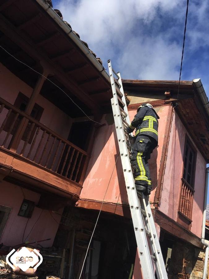 Un hombre resultó quemado levemente en una mano. El fuego calcinó por completo un pajar y afectó también al tejado de la vivienda contigua.