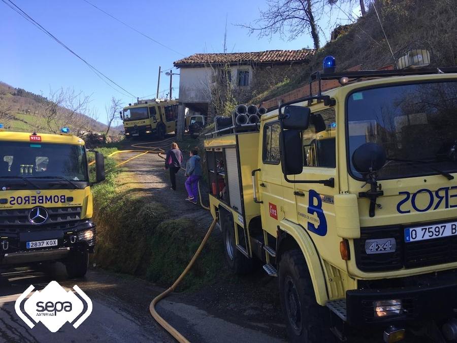 Un hombre resultó quemado levemente en una mano. El fuego calcinó por completo un pajar y afectó también al tejado de la vivienda contigua.