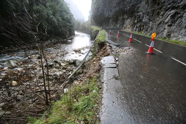 Estado en el que quedó la AS-261 en Santoveña. 