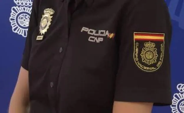 Agentes de la Policía salvan a una mujer y sus dos hijos al evitar el incendio de su casa en Oviedo