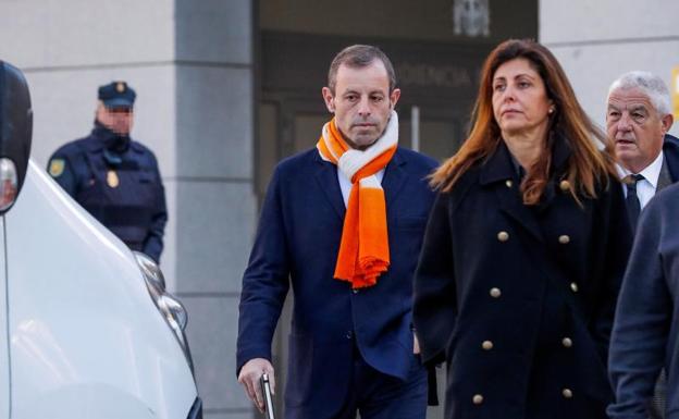 Sandro Rosell, junto a su esposa, a su llegada a la Audiencia Nacional. 