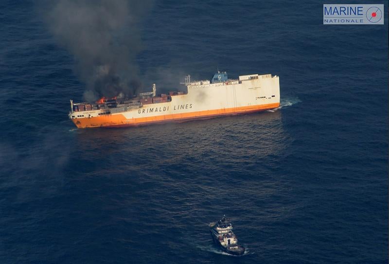 Un buque de carga italiano se hundió a unos 330 kilómetros de la costa atlántica occidental de Francia el martes, después de que barcos de rescate no pudieran apagar un incendio que se declaró el domingo, informaron las autoridades francesas