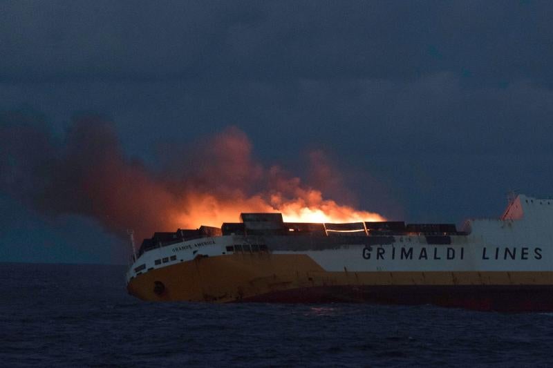 Un buque de carga italiano se hundió a unos 330 kilómetros de la costa atlántica occidental de Francia el martes, después de que barcos de rescate no pudieran apagar un incendio que se declaró el domingo, informaron las autoridades francesas