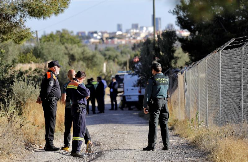 Más de cien efectivos de Guardia Civil, Policía Nacional y Local, voluntarios de Protección Civil y bomberos con perros especializados en hallar personas vivas y fallecidas han participado en la búsqueda de los dos niños desaparecidos en Godella (Valencia). Finalmente, sus cuerpos sin vida han sido encontrados cerca de su vivienda, semienterrados.