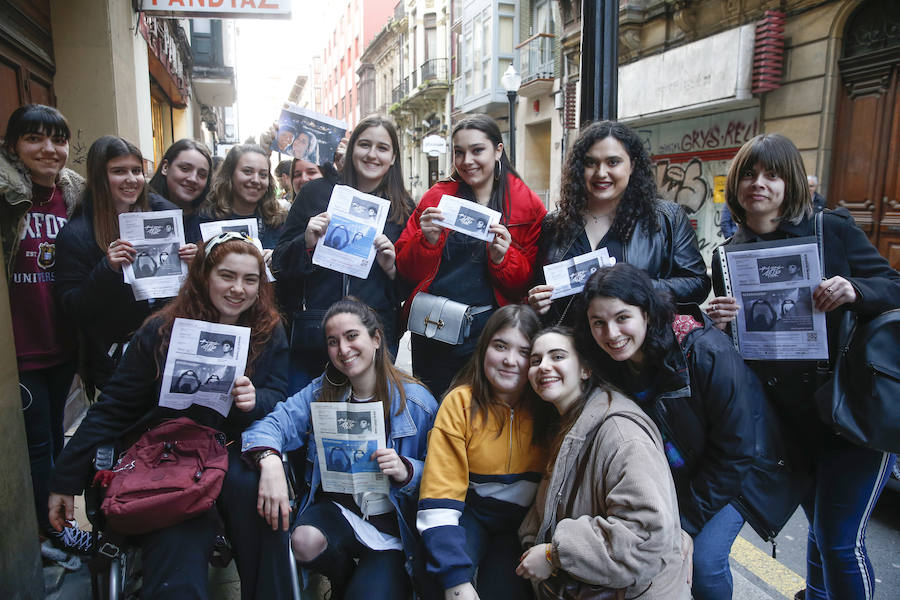 Decenas de personas aguardan desde primera hora de la tarde para a las puertas del Teatro Albéniz de Gijón, donde antes de las 22 horas comenzará el concierto de Alfred. 